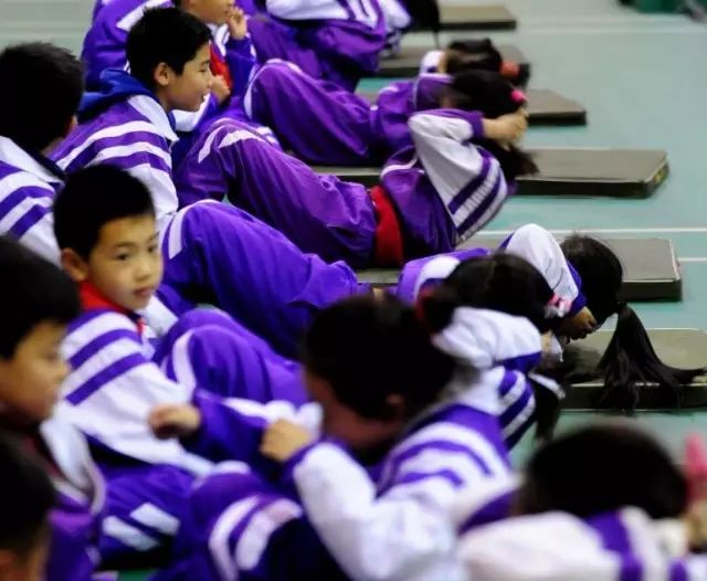仰卧起坐椅子视频教程_健身椅仰卧起坐_健身椅仰卧起坐