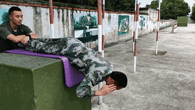 健身椅仰卧起坐_健身房里的仰卧起坐椅子怎么用_健身椅仰卧起坐